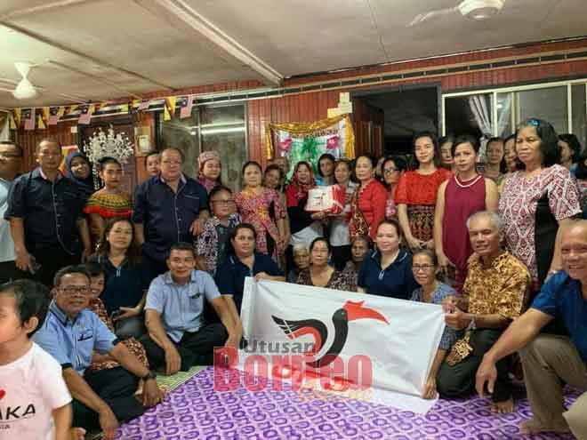 Rosey ( bediri enam kiba) nerima tapa ari chairlady Biro Indu Rumah Limbang, Batai Sayup seraya dikemataka kaban biro nya.