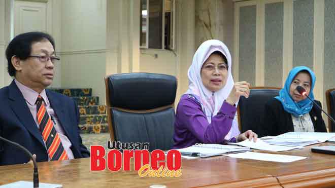 Fatimah disempulang Harden enggau Rosey (kanan) ba aum pengarang berita nerangka entara program ti deka dipejalaika MPS taun tu.